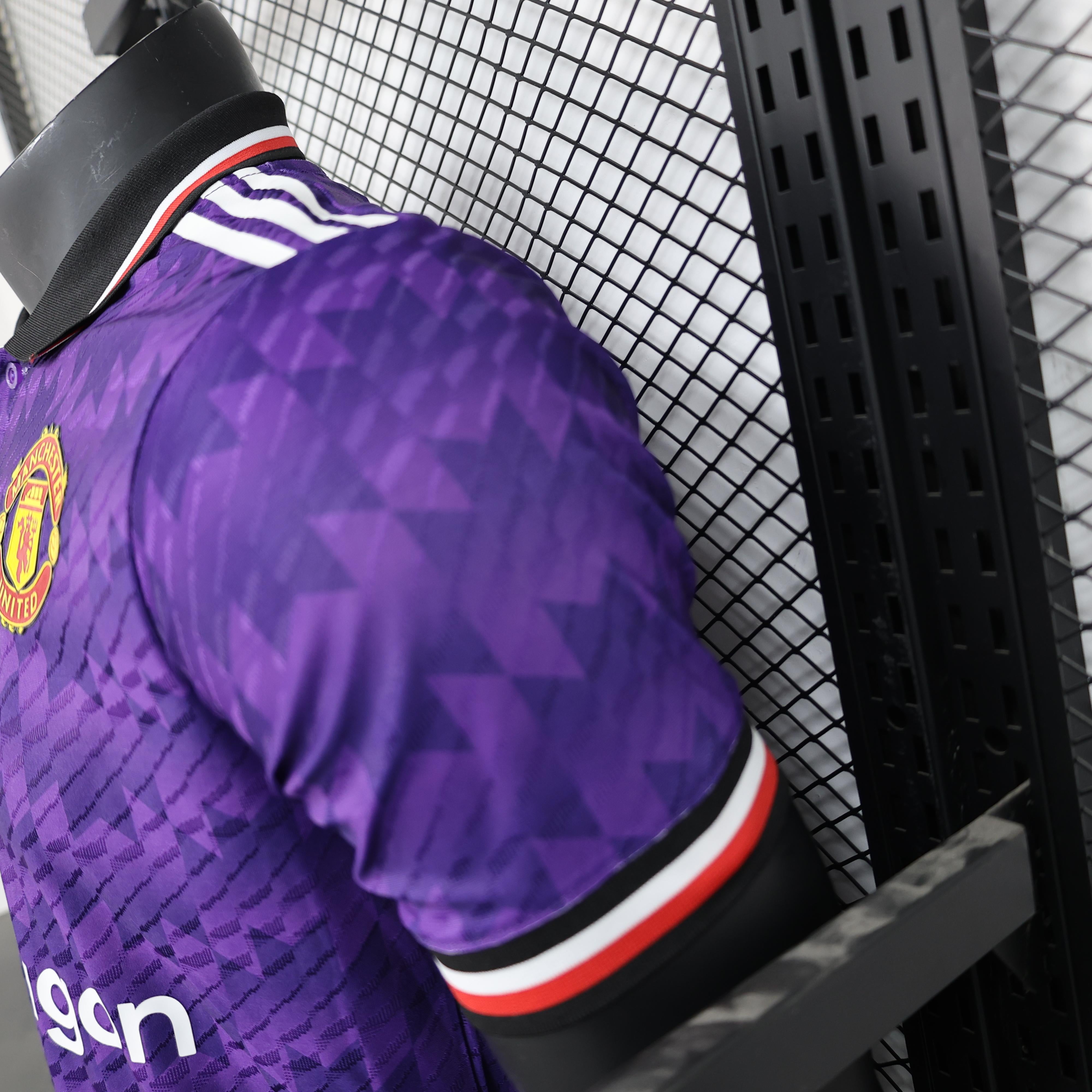 Manchester United "Midnight Essence" Special Kit