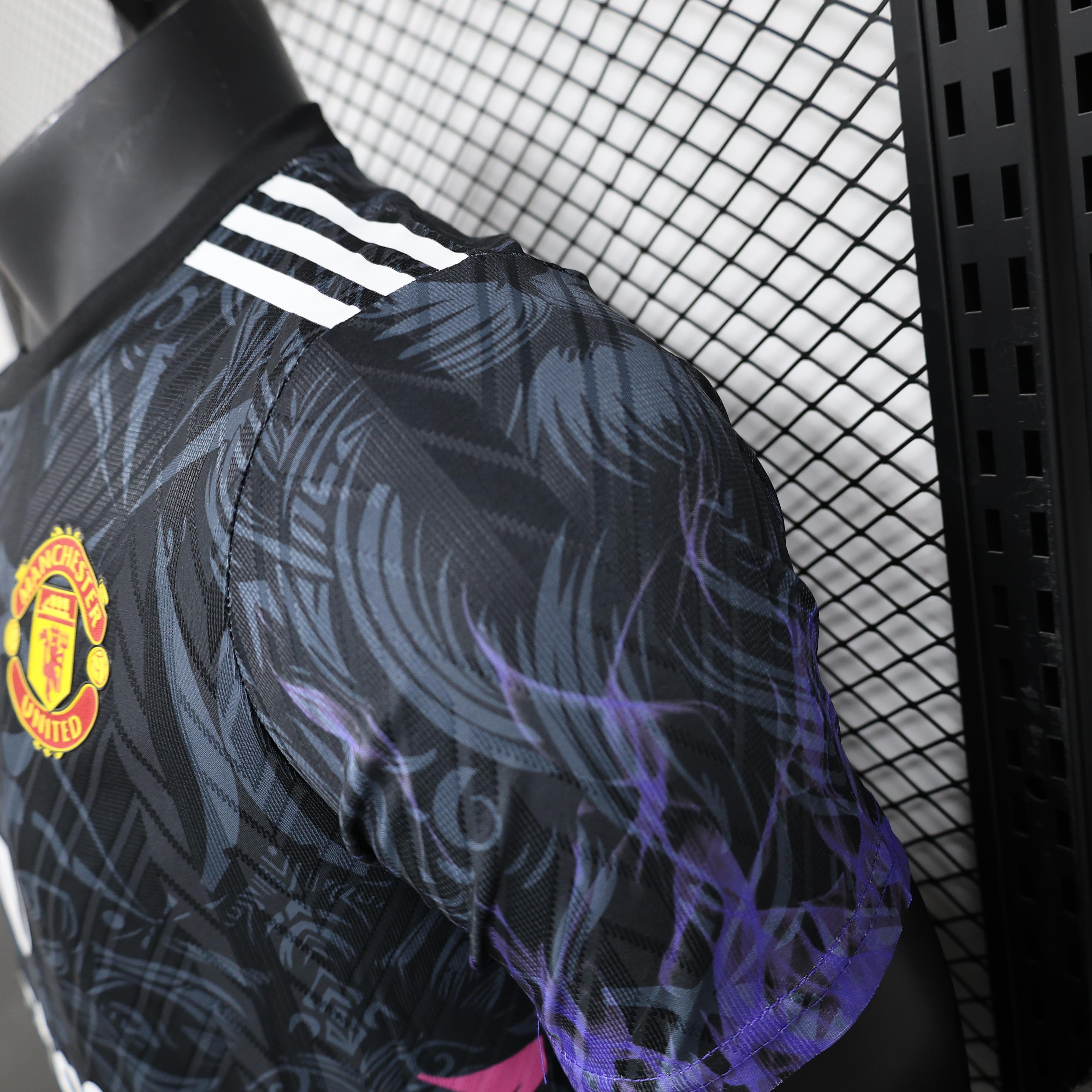 Manchester United "Midnight Roar" Special Kit